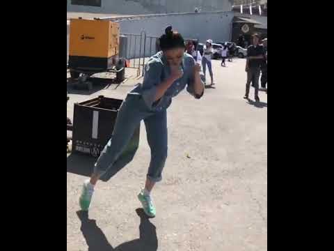 Дильназ Ахмадиева Танцует На Улице