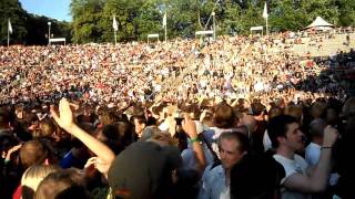 &quot;the wave&quot; in the crowd before Pearl Jam enters the stage in Berlin