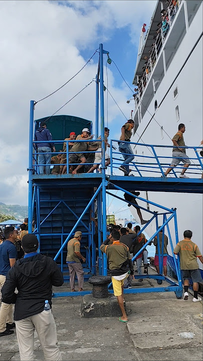 Buruh Pikul Pelabuhan Ambon #kmlabobar #portofambon @keybanda_story