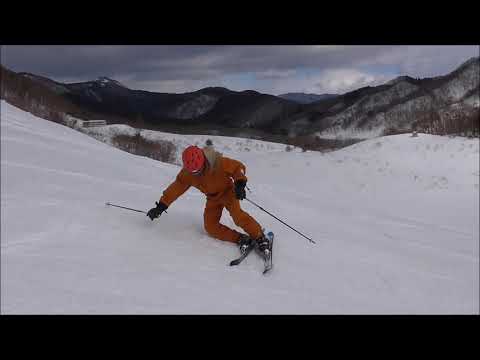 one-legged ski (side skid on upper board) 片足スキー。山足。エッジが引っかかって山側に倒れる。失敗例