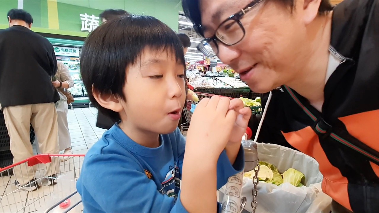 過年大採購3000元，給兩兄弟自己挑餅乾｜咚5y1m27d 桐11y10m