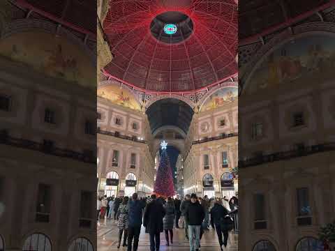 Video Bellissimo albero di Natale in Galleria Vittorio Emanuele II a Milano