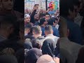 لحظه وصول باسم سمره وسط زحام شديد امام المسجد لأداء صلاه الجنازه علي إسماعيل الليثي