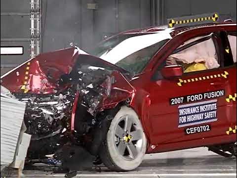 Ford Fusion crash test moderate - YouTube