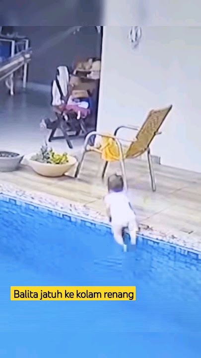 BALITA JATUH KE KOLAM RENANG #viral #shorts #fyp #balita #jatuh #kolamrenang