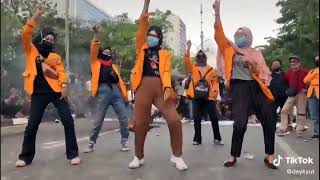 Viral! Mahasiswi Goyang Tiktok Tolak Omnibus Law UU Cipta Kerja