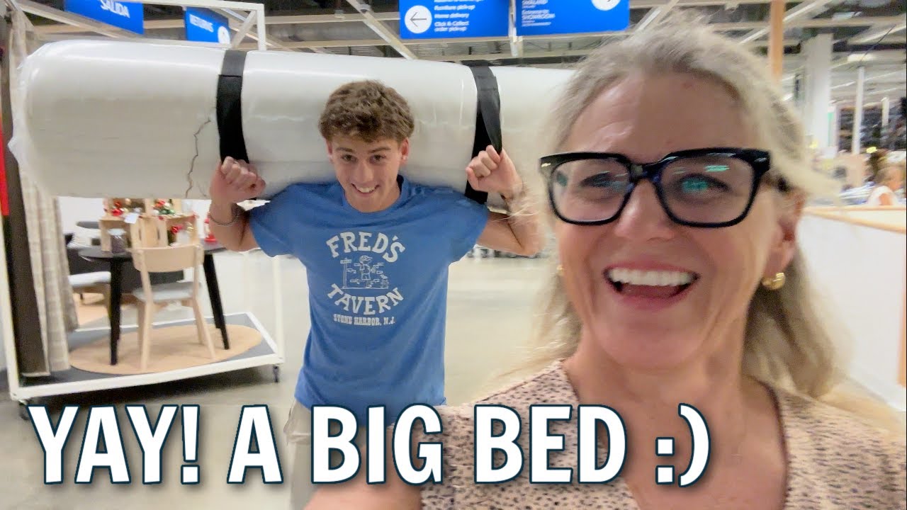 19-летний Райан НАКОНЕЦ-ТО получил большую кровать!