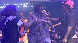 Après le Dioubo, Pawlish débarque sur la scène de Wally Seck au vogue et explose la soirée devant…..