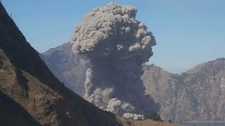 Abu vulkanik anak Gunung Rinjani, ratusan penerbangan dibatalkan