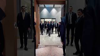 Reis Salona Giriş Yapıyor