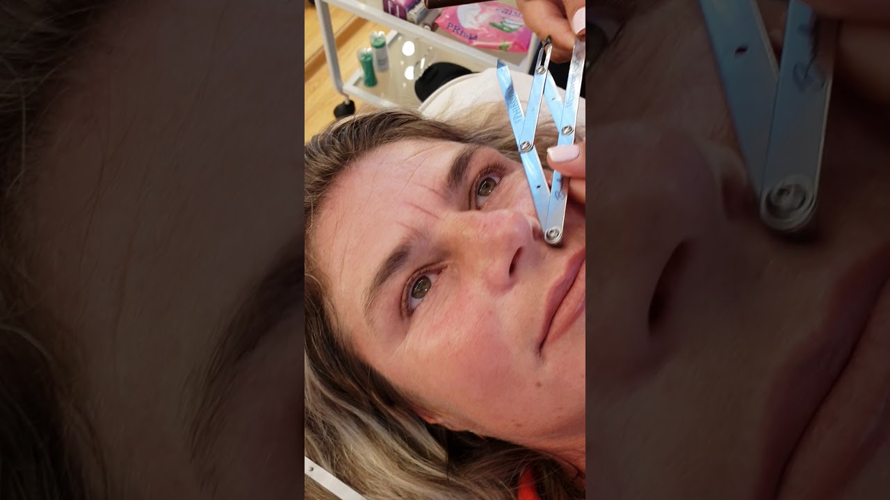 Masurarea sprancenelor cu compasul Phibrows