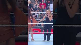Samantha Irvin welcomed Lilian Garcia to introduce Kofi Kingston 🔥 #WWE #WWERaw
