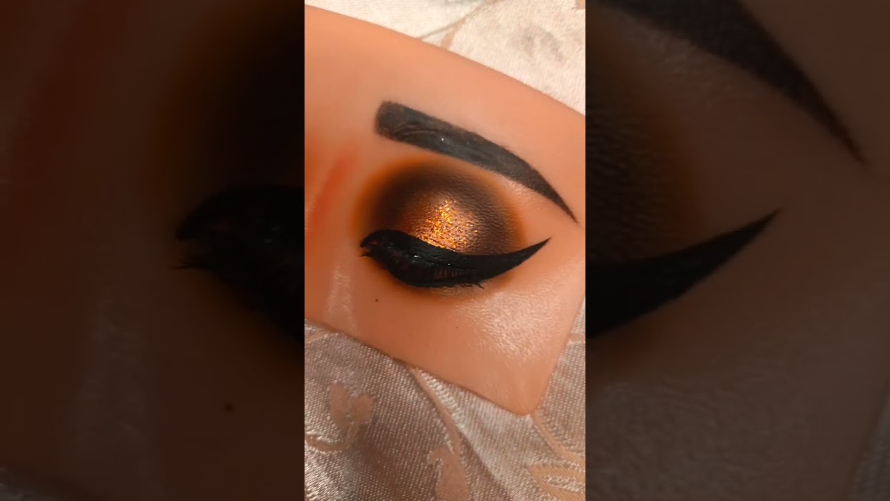 Smokey Glitter Halo Eye Makeup Look 