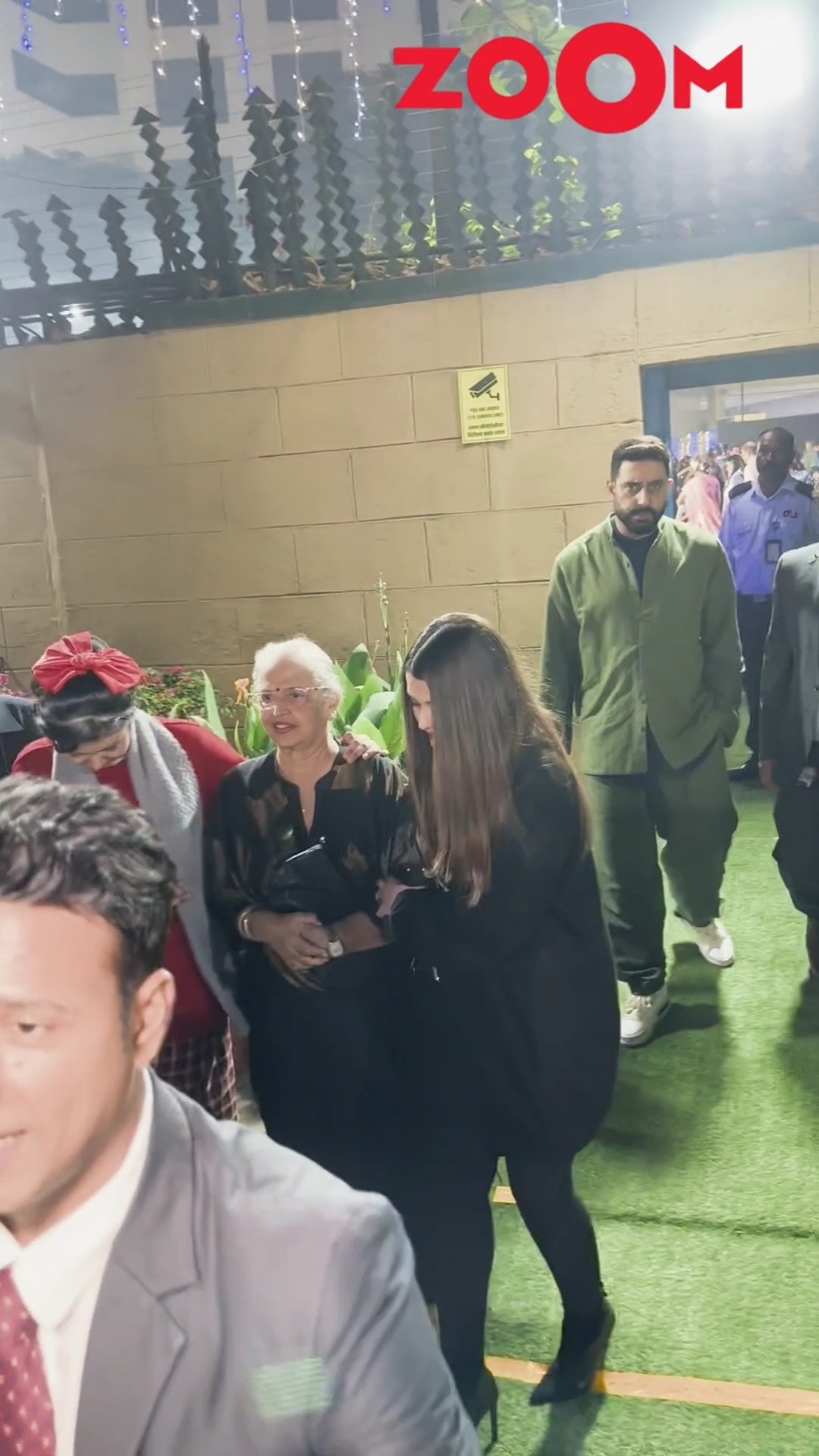Aishwarya, Aaradhya HELP actress’ mom to her car with Abhishek post event? #aishwarya #abhishek