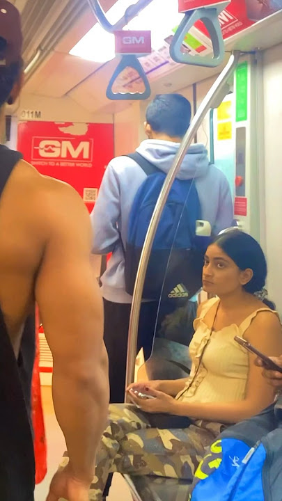 Girls reaction on shirtless bodybuilder in Mumbai metro Train 😱😂 #girlreaction #publicreaction