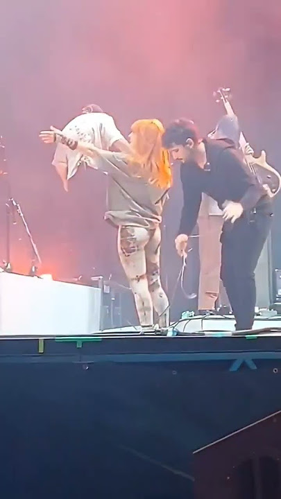 Hayley Williams Vs earpiece/microphone #paramore #hayleywilliams