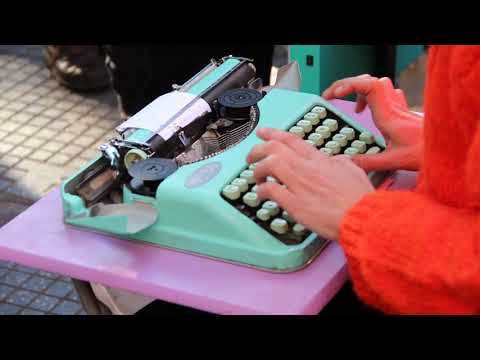 Pisanie na starej maszynie do pisania ESM Madryt