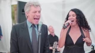 Vignette de la vidéo "Jon Bon Jovi sorprende y canta en boda"