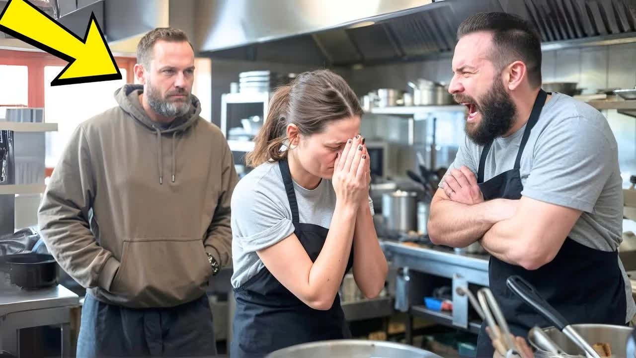 Il proprietario del ristorante ordina da mangiare, ma quando sente la cameriera piangere scopre