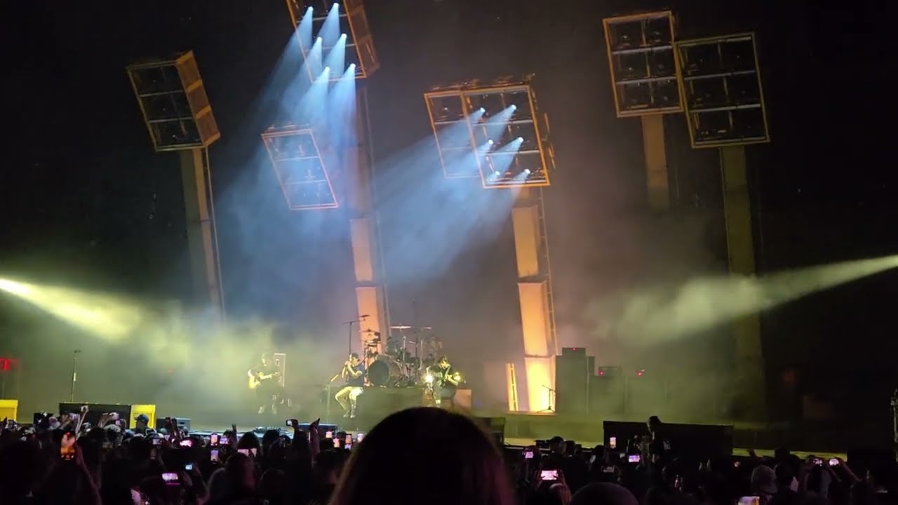 Kissing in Cars PIERCE THE VEIL I Cant Hear You World Tour Charlotte NC [4K60}