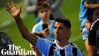 Luis Suárez welcomed by 30,000 fans at Brazil's Grêmio arena