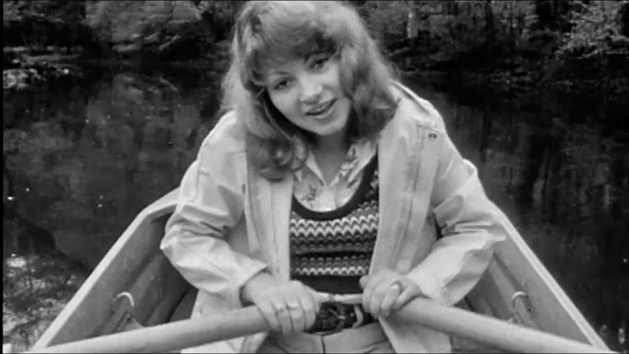 Věra Špinarová - Až za modrou horou [Happy Xmas (⁠⁠⁠War Is Over)] (1975)