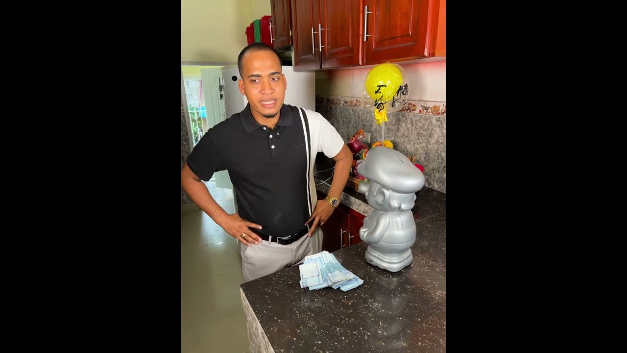 Este hombre le compra un regalo a su madre y su esposa se lo quita para dárselo a la de ella 💔🥹