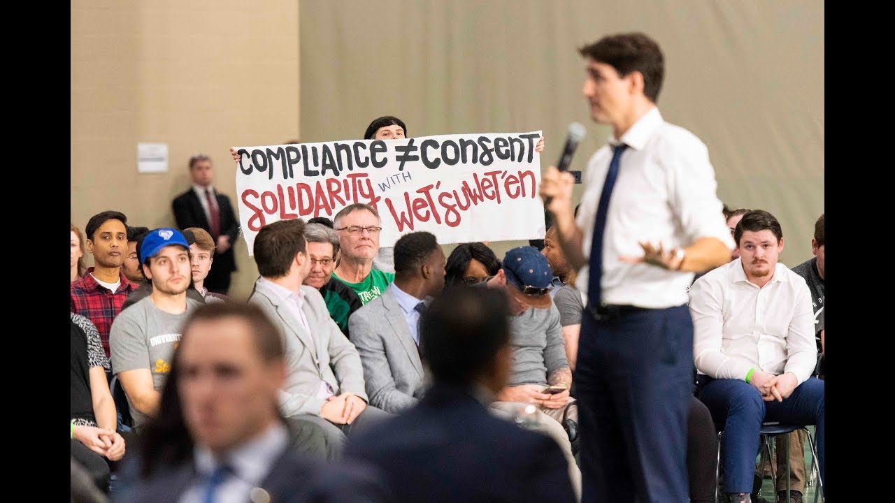 Protester supporting Wet’suwet’en First Nation addresses Trudeau at Regina town hall