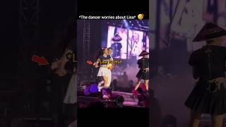 lisa dancer protecting her, he is very kind 🥰 #lisa #rose #jisoo #blackpink #kpop #shorts