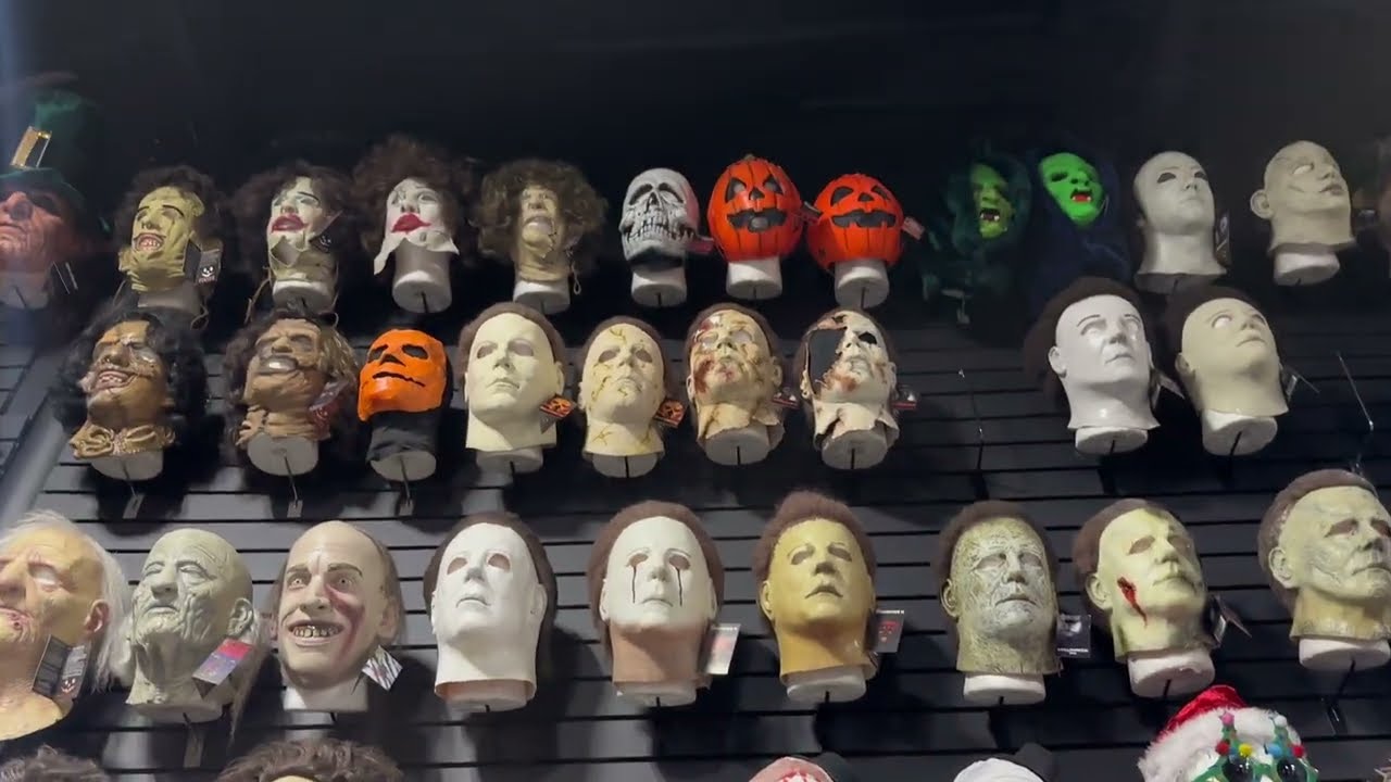 Этот магазин товаров для Хэллоуина открыт КРУГЛЫЙ ГОД! Внутри магазина коллекционных товаров ужас...