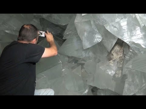 شاهد كهف يخفي أحجارا عملاقة من الكريستال يفتح طريقه أمام السياح في إسبانيا