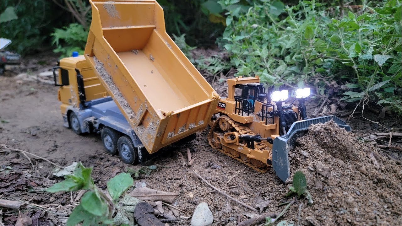 Sand excavator for truck to carry to fill the ground  #construction