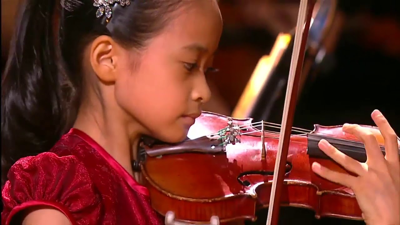 Himari Yoshimura (8 years old) 吉村妃鞠 - Paganini: Violin Concerto No.1 - 1st movement