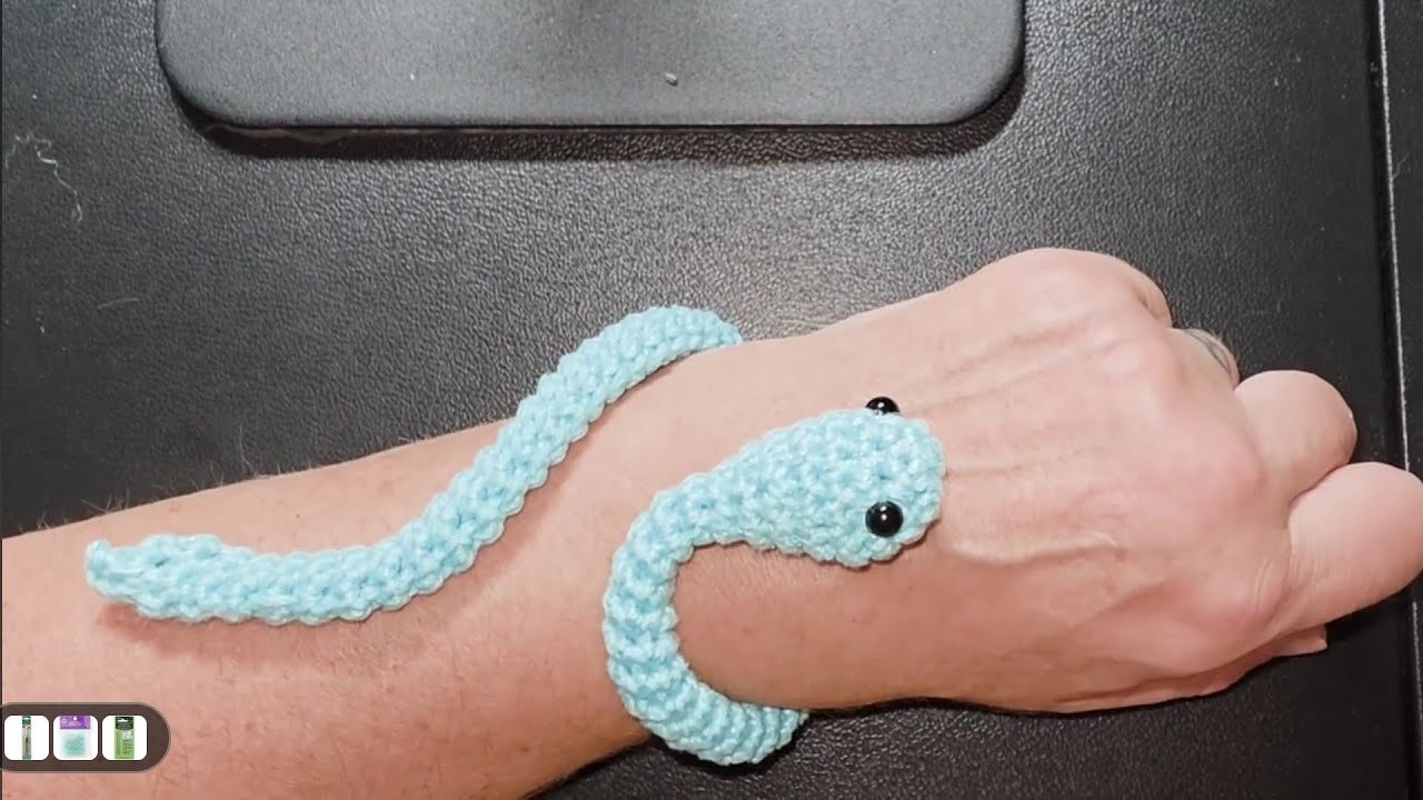 Миниатюрная запястная змея, связанная крючком @wipandchain