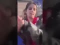 فيديو متداول يظهر لحظة تعرّض فتاة لهجوم  بالسكاكين أثناء قيادتها في سوق بعلبك