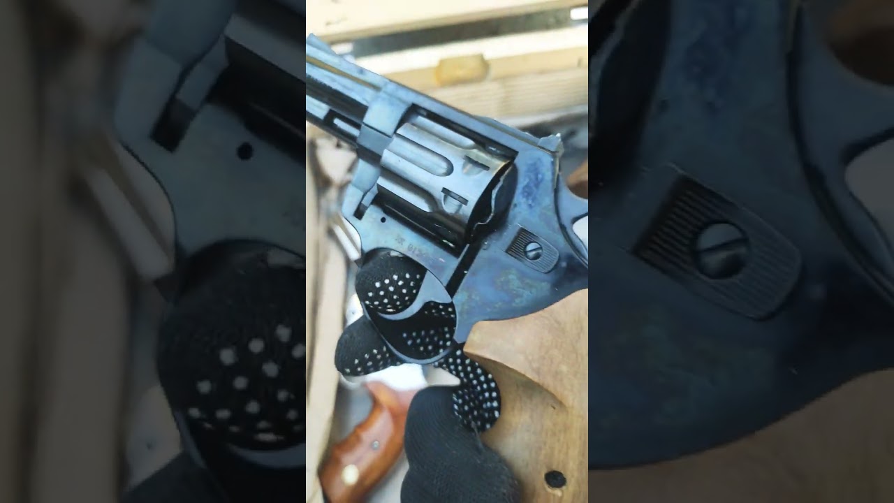 many weapons в старом деревянном ящике на защёлки, которую открывают и красивое оружие сразу  видно