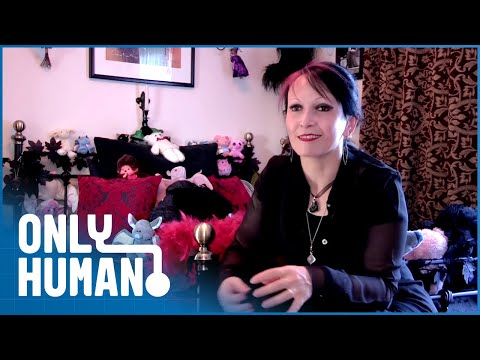 STORAGE HOARDERS - GOTH GIRL ADDICTED TO PLUSH TOYS