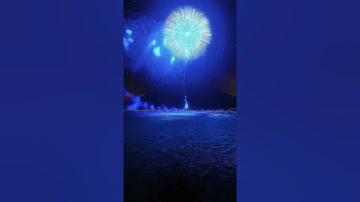 Being watched by a romantic blue firework is really a very romantic thing, remember to make a wish! - DayDayNews