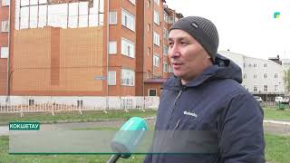 В Кокшетау кирпичи с многоэтажки рухнули на землю из за ветра