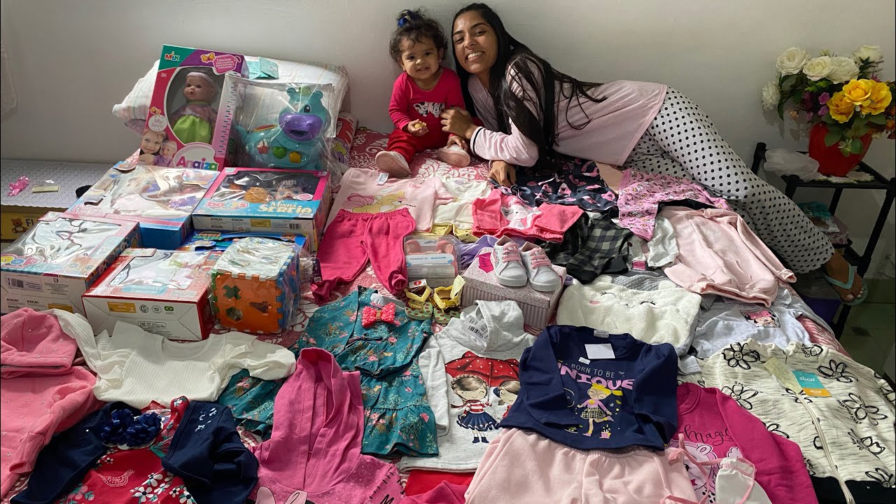 Abrindo os presentes de aniversário de 1 ano da Isadora!