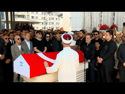 Sanatçı Özkan Uğur son yolculuğuna uğurlandı! Cenaze töreninde gözyaşları sel oldu