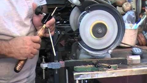 82  Fingernail gouge details