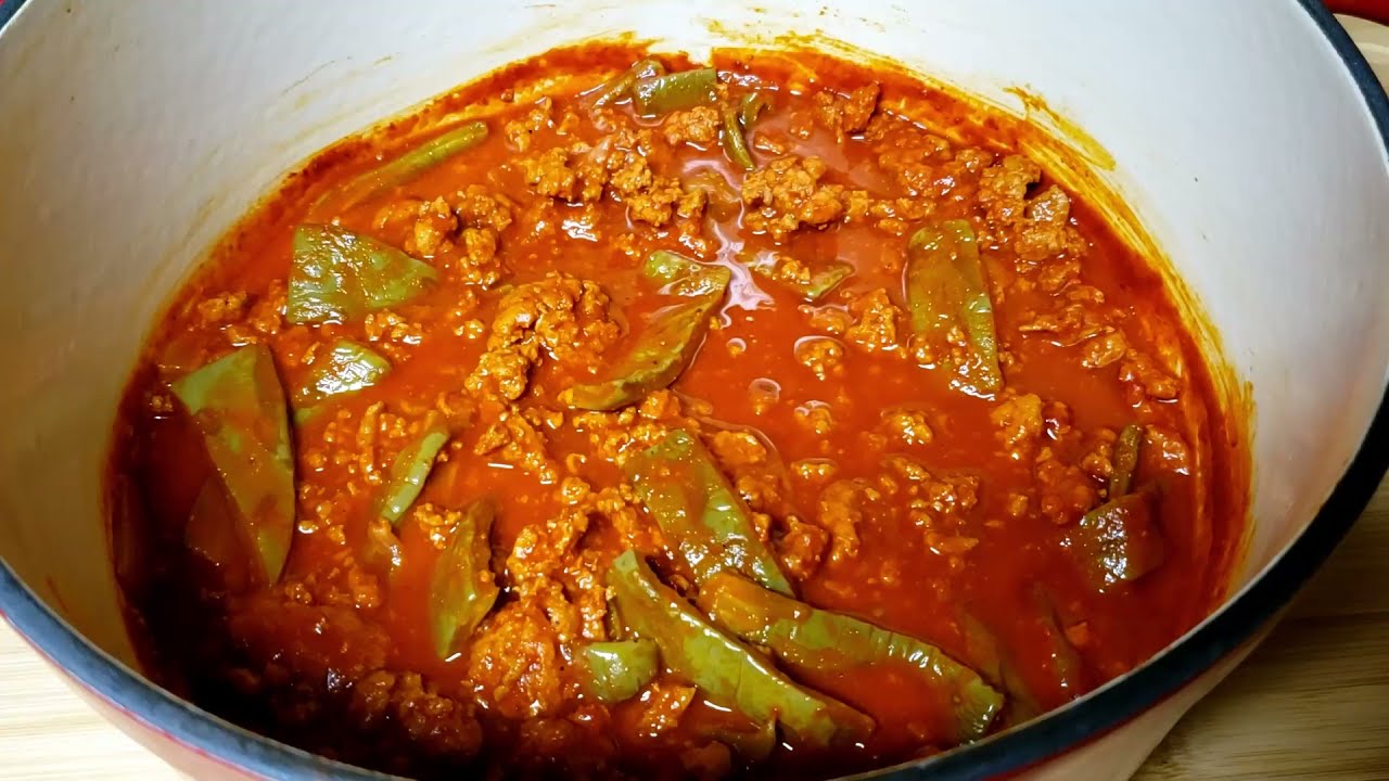 Nopales con carne molida en salsa de chile guajillo - YouTube