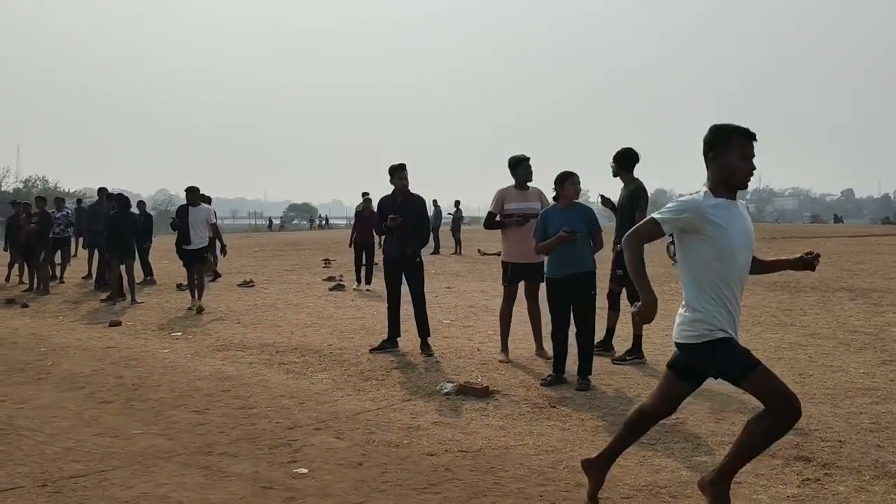 Mp पुलिस कांस्टेबल रनिंग 800 मीटर ट्रायल जिसमें फास्ट बंदे की टाइमिंग 2 मिनट 17 सैकेंड आई हैं 