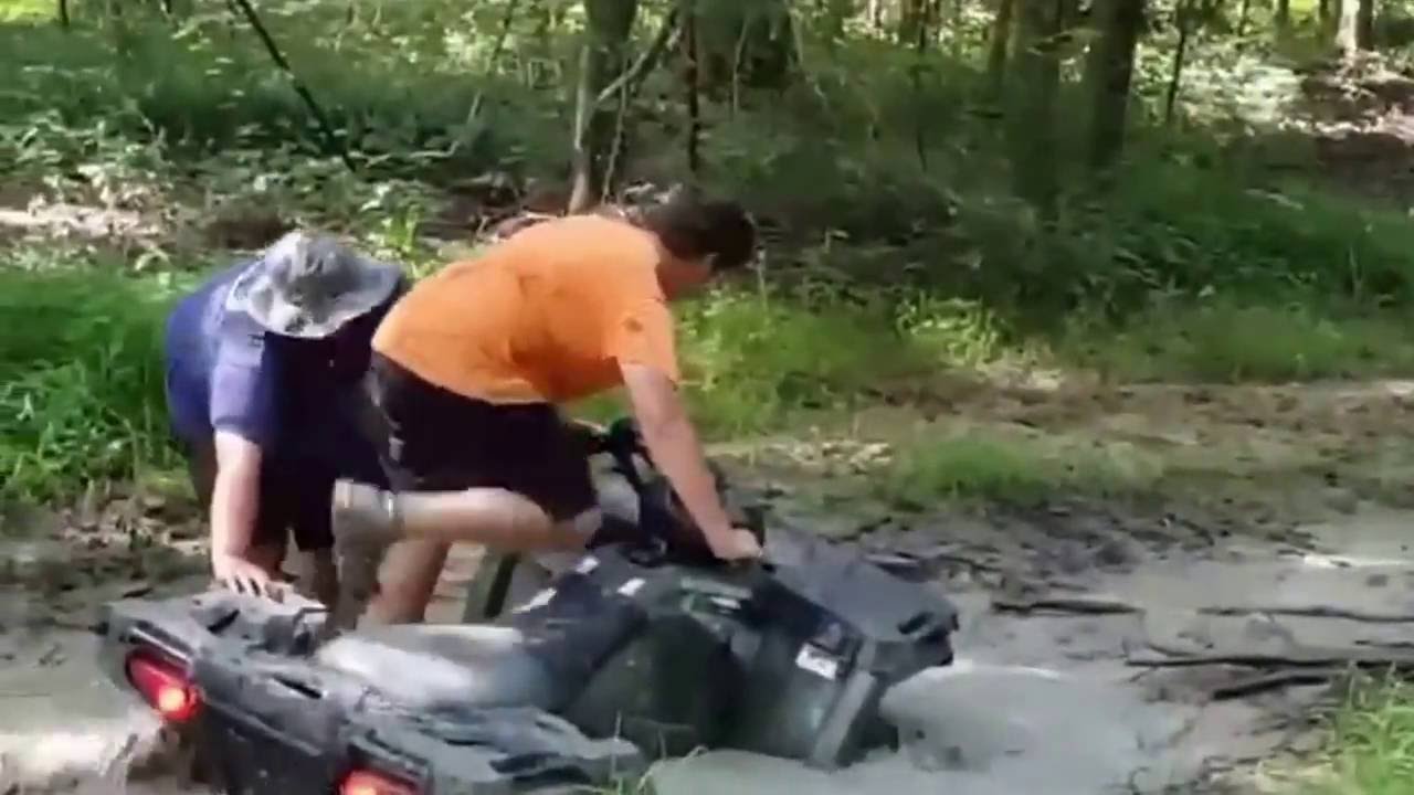 Honda vs polaris atvs mudding YouTube