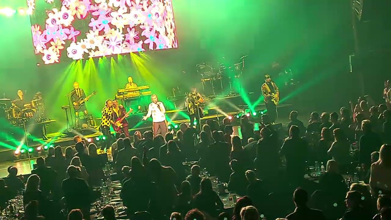 GES - Hon har blommor i sitt hår & Då står pojkarna på rad (Cirkus 16.12.22)