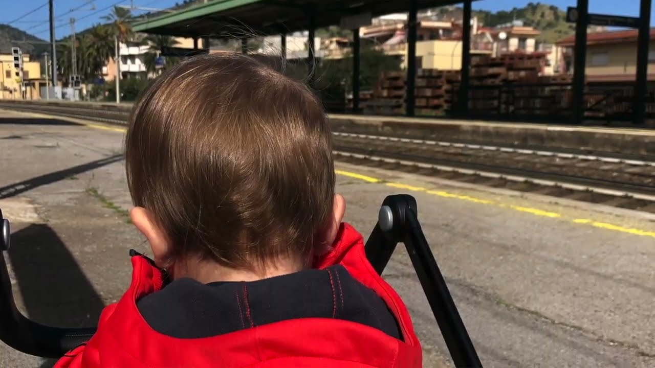 Giornata di treni per Giulio , stazione Santa Flavia (PA) .