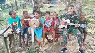 Keseruan TNI bersama anak anak Kecil Papua Menyanyikan lagu KASIH IBU di Tanah Papua🇮🇩 👏