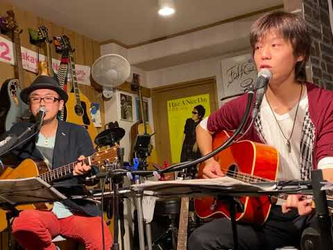 弥生つめたい風　　白いギターと置時計