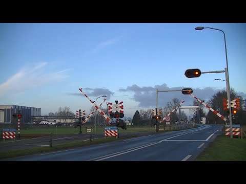 Spoorwegovergang Waterhuizen // Dutch railroad crossing